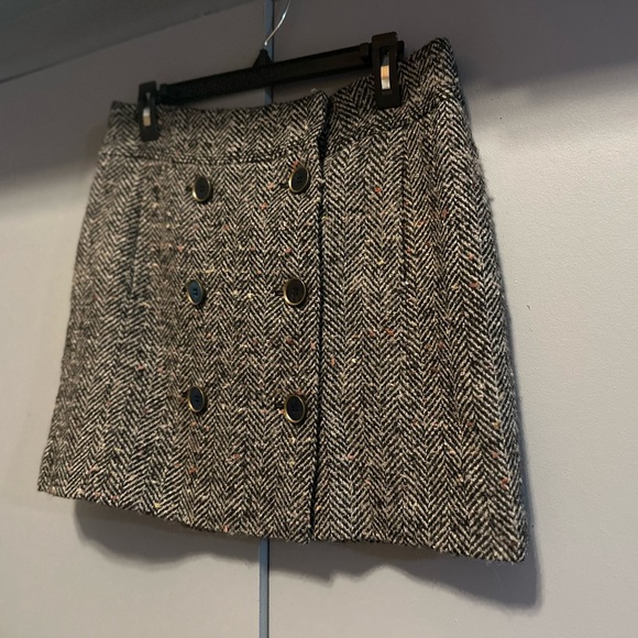 LOFT Black and White Herringbone Mini Skirt With Elegant Buttons (Size 6) - Picture 3 of 11